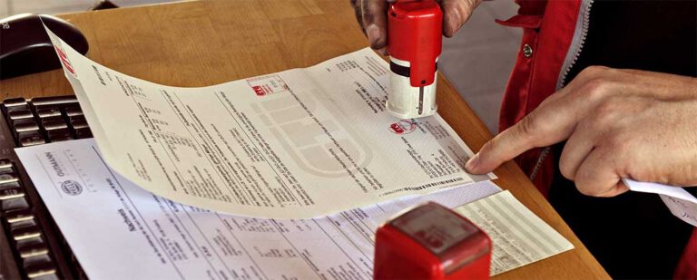 Amtliche Fahrzeuguntersuchungen 7 GTÜ Prüfingenieur stempelt Prüfbericht